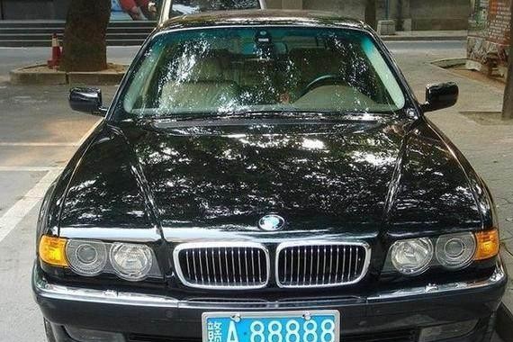 300万的罕见宝马，同样挂5连号牛牌，有的被珍藏有的却被遗弃？