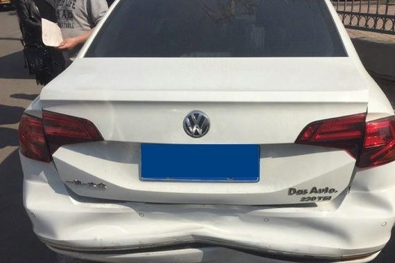 全新宝来被路虎追尾，那些说新宝来没有防撞钢梁的都进来看看