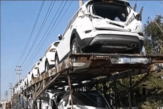 挂车底盘断裂，一车奔驰GLC损毁，4S店：统统五折出售