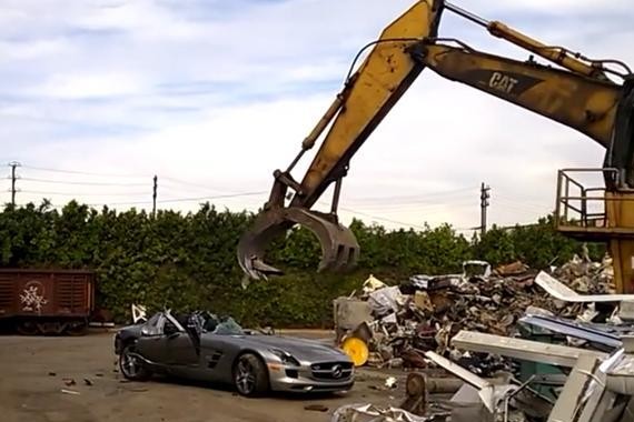 崭新的奔驰SLS要报废拆卸？此时拆卸师傅的内心是奔溃的！