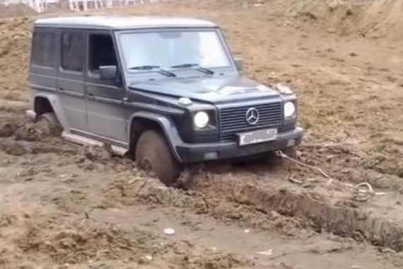 包工头为了炫富，开豪车来工地，最后洋相百出，场面太尴尬