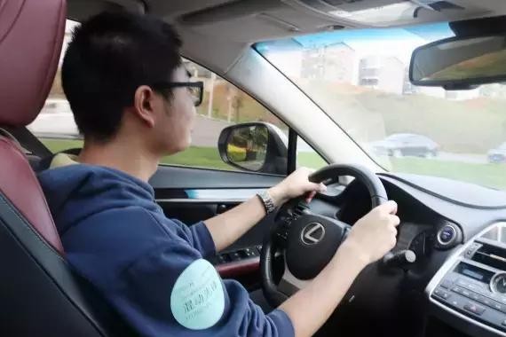 混动低碳之旅：绵阳启阳雷克萨斯车主免费接送市民出行