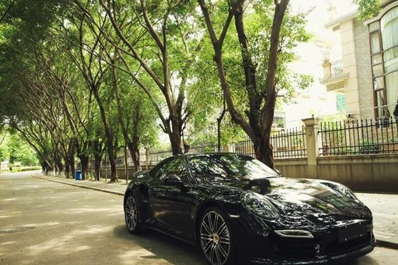 90后小伙被女友甩，怒提保时捷911Turbo证明自己！