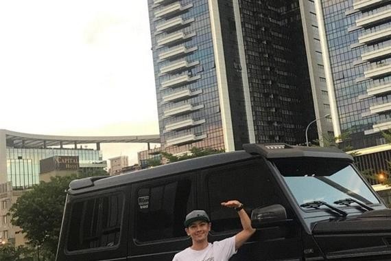 林志颖再添新车，大长腿Kimi上车费劲，还被大巴车司机抢了镜！