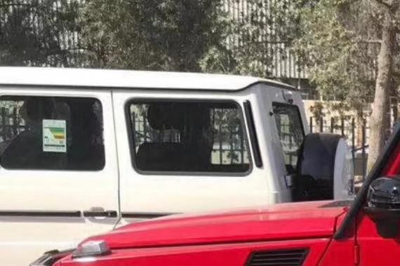 硬汉披上“红妆”你说搞笑不搞笑，奔驰G500红了！