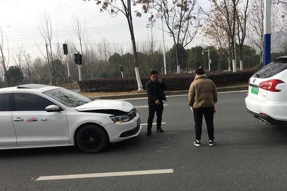 新年第一天大众速腾追尾比亚迪唐，车主下车后看到车牌却直言羡慕