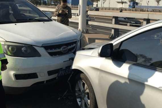 国产比亚迪S6撞上长城C30头怼头 国产的长城倒霉了还是全责