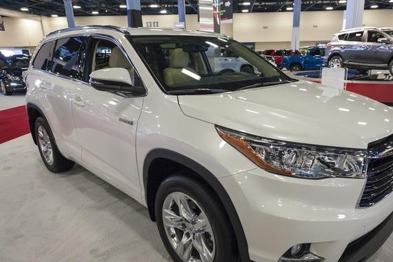 小伙果断放弃汉兰达，一怒之下提了这台进口车，媳妇称：干得漂亮