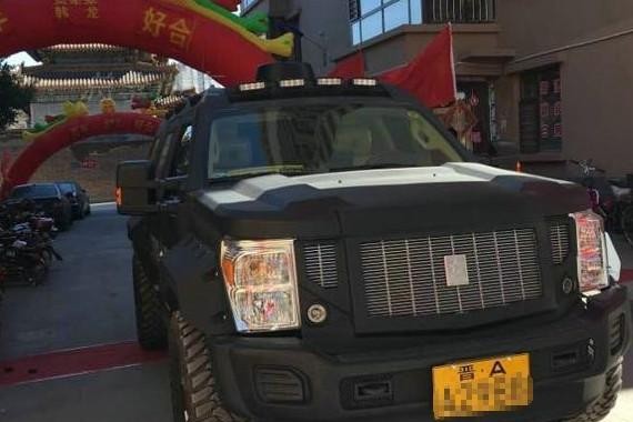 煤老板SUV挂黄牌上路，开门得输密码，前后排墙隔开方便干很多事