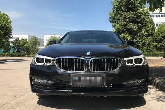 男子喜提宝马5系低配版，女朋友看到中控小屏幕后，当场甩耳光！