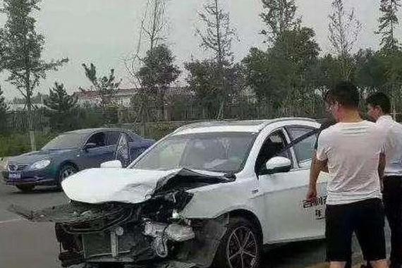 哈弗H6和吉利RS相撞，安全气囊不翼而飞！4S店却这么说？