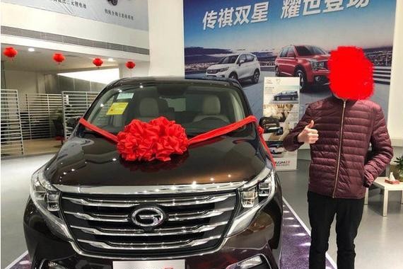 男子提广汽传祺GM8, 车主: 百万的配置, 价格让别克GL8无地自容