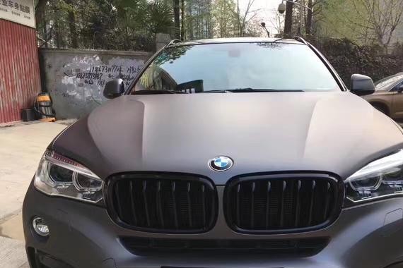 小伙怒提宝马X6后，又花两万改成这颜色，街头回头率100%