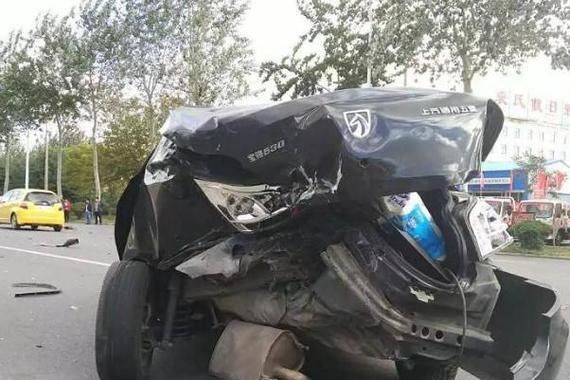 宝骏被宝马X1追尾，围观者表示：终于知道为什么宝马这么贵了！