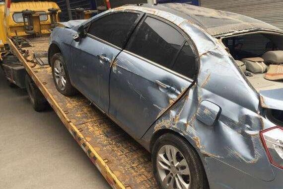 小伙把车借给朋友, 满载5人撞2滚报废, 车主: 真的是万幸啊!