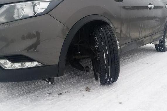 日产逍客雪地开着无故断轴，车主：我不是黑，只是很生气