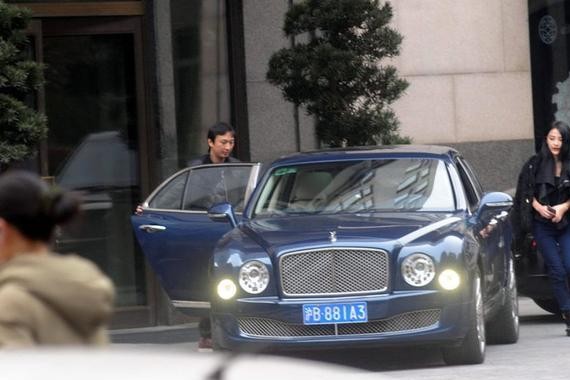 两人同是首富的儿子，但是座驾相差上亿元！