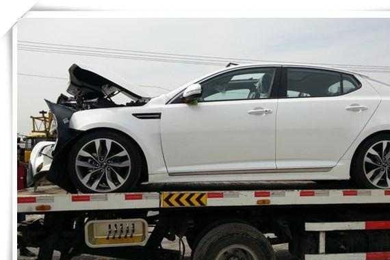 小伙提起亚K5还没到家就完成首撞报废, 网友: 看来你不适合开车