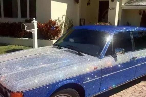 全车贴钻石的奔驰，价格翻320倍，摸一下就要6800万！