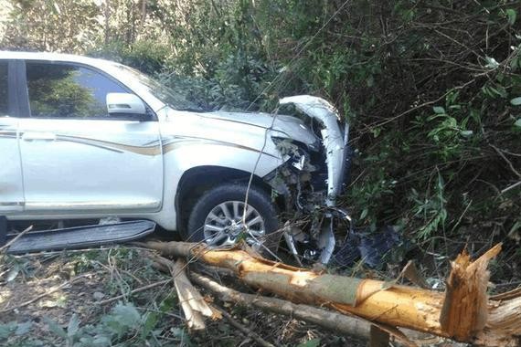 开越野车走山路，遇险磕碰撞了五分钟，全家安然无恙