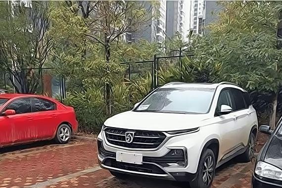 网友上班路上拍到宝骏530，媒体朋友乐坏了，他们也竖起了大拇指