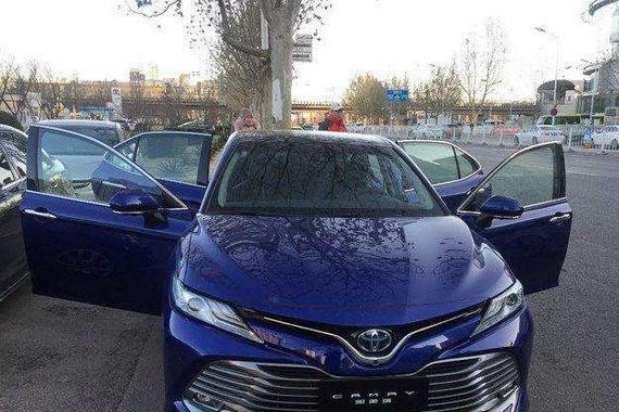 小伙32万提全新凯美瑞2.5HQ, 颜值爆表，车主：一箱油跑1000公里？