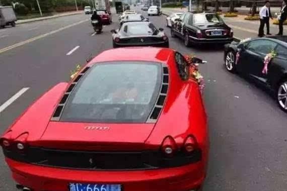 电瓶车主撞上四百万魅影当场吓懵，交警一句话豪车车主却傻了