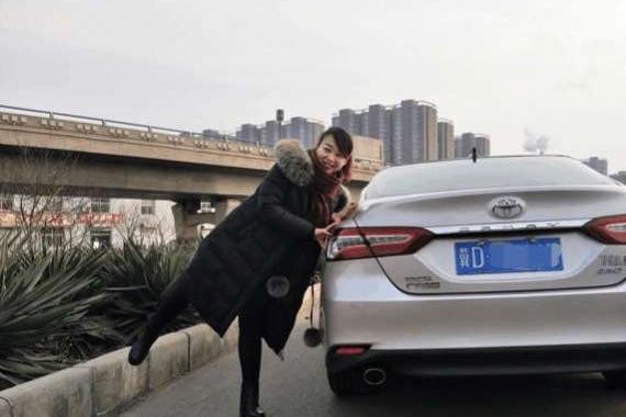 全国首提新款丰田凯美瑞, 车主: 上牌后更帅, 后排扶手配全触摸屏