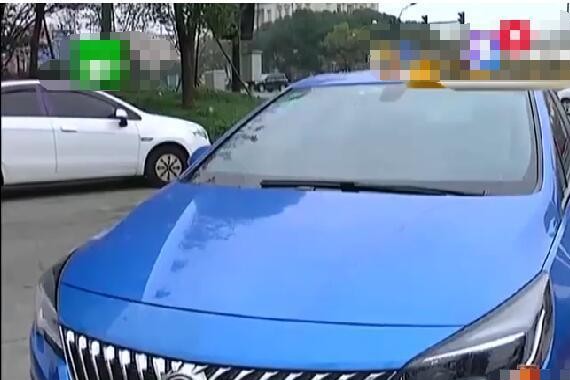 女子新车上高速，油门到底才40码？4s店：只能赔偿3次保养