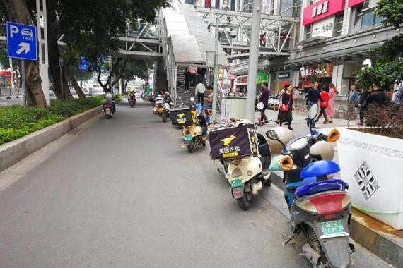 开电动车的朋友们注意啦！这样很可能被罚！尤其是外卖小哥……