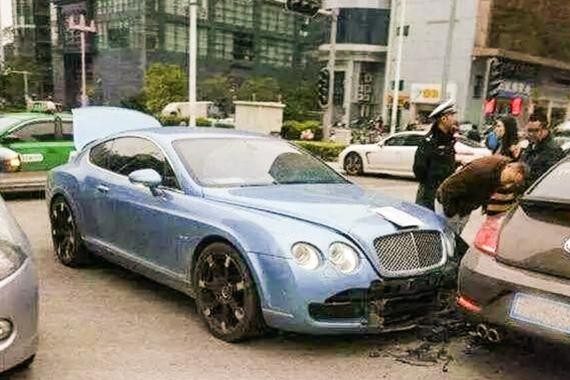 500万的宾利碰瓷甲壳虫损坏严重，车主不生气反而加了对方微信！