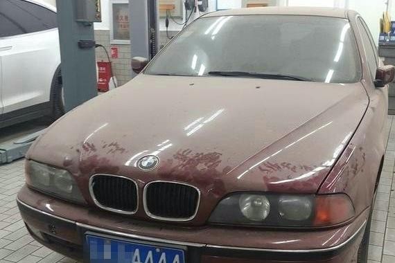 修理厂来了一辆老款宝马，当打开车门的时候，就知道这车不一般