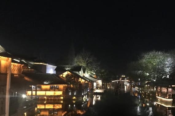 长安睿驰CC来了，美女编辑只顾着拍乌镇美景，新车去哪啦