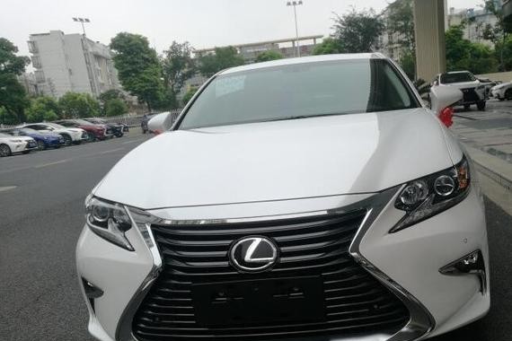 33万提雷克萨斯ES 座椅让人无法自拔 朋友看了内饰说后悔买了皇冠