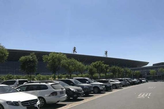 西藏大哥34万提了一辆乞丐版普拉多, 回家后家人一脸嫌弃