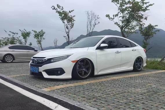 新车十代思域果断改装气动避震 这样的低姿态颜值有没有碉堡？