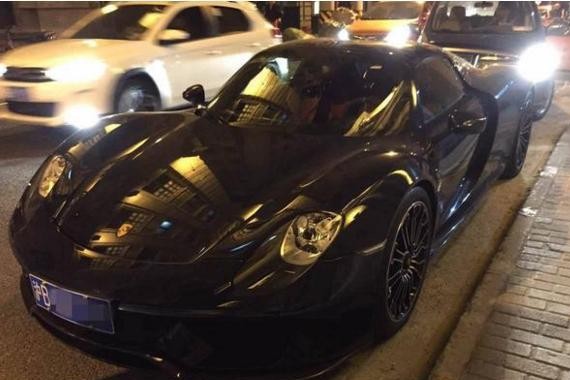 王思聪外滩用餐，出动两台超跑，围观游客的一句话笑了