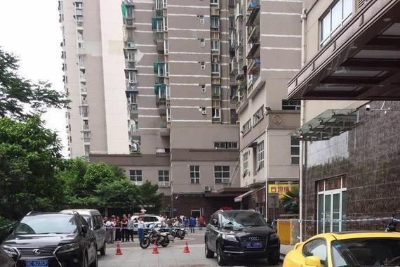 奥迪Q7被跳楼人砸中，受损10万元家属拒赔！未买车损险，车主无奈