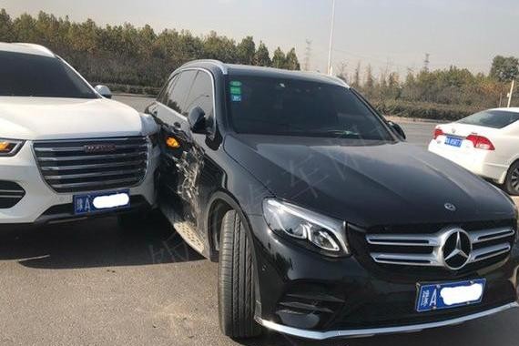 刚上车牌的哈弗H6撞上豪华奔驰车，哈弗车主：幸好保险刚生效