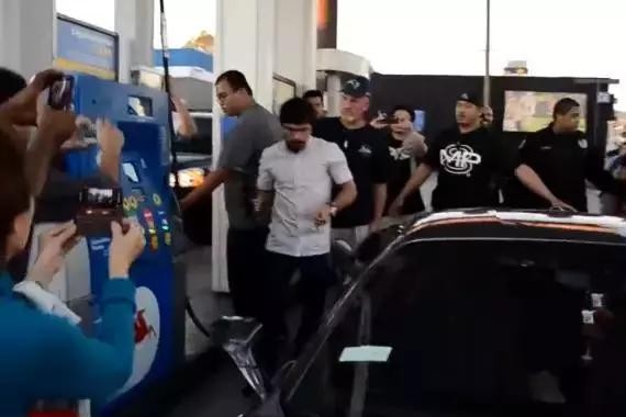 加油站来了辆五百万的法拉利，看清车主后，路人却尖叫呐喊起来！