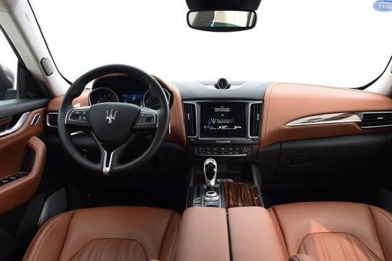 售价一百万，手动座椅手动尾门，国人还加价买，认为比奔驰有面子