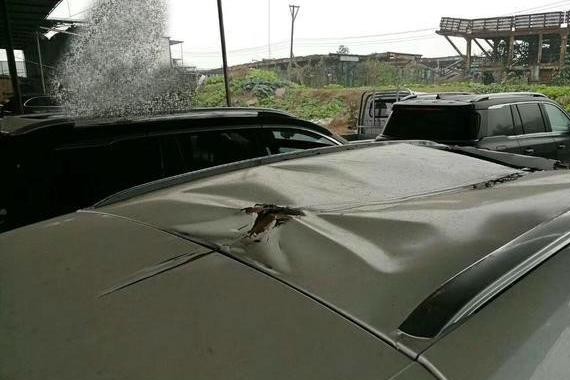 偶遇雷克萨斯RX300运损车, 车顶受损严重, 4S店: 7折处理