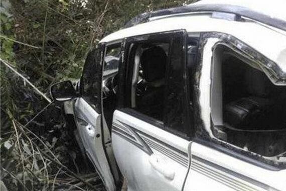 50万越野车山坡坠落，撞断几棵树后停下，车主直呼：这质量可以!