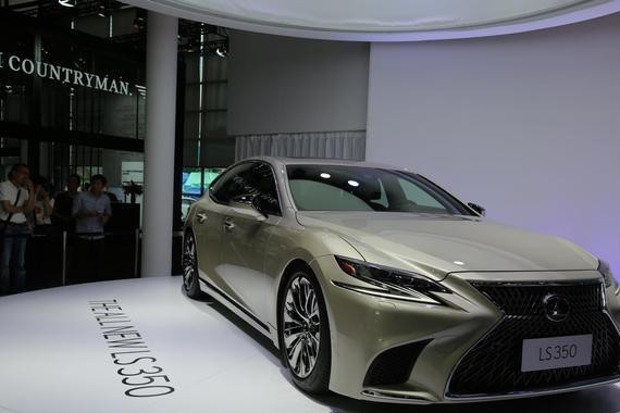 和奥迪A8媲美的日系豪车，雷克萨斯LS 350上市，售价跌破百万