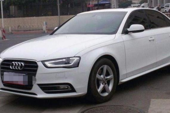 奥迪A4L停路边被拖车拉走，路人知道原因向车主竖起大拇指