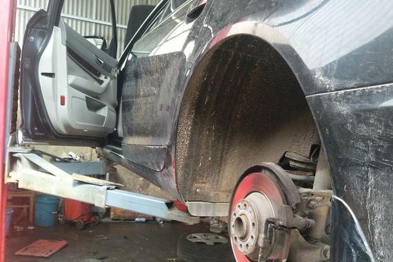 奥迪A6踩刹车有吱吱的响声，故障排除