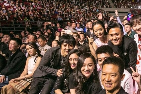 别忘了“泰迪姐妹团”的故事里，还有一位老贾
