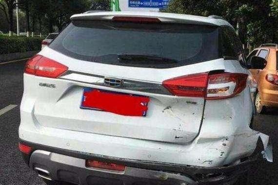 卡宴追尾国产SUV吉利汽车 卡延车主：这个汽车质量完全看不懂