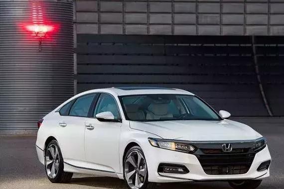 第十代雅阁不上2.0T+10AT？那不如买这些车更值！