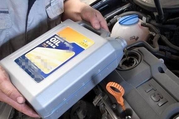 烧点机油不叫事，开它就像开火箭